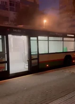 Incidente con un autobús urbano en Cádiz: el motor se llena de humo